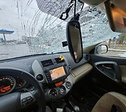 Ledo luitas pramu&scaron;ė automobilio stiklą