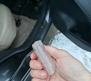 Ledo luitas pramu&scaron;ė automobilio stiklą