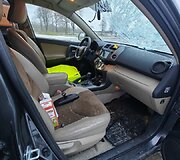 Ledo luitas pramu&scaron;ė automobilio stiklą