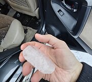 Ledo luitas pramu&scaron;ė automobilio stiklą