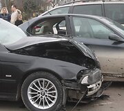 Panevėžyje susidūrus BMW ir &bdquo;Alfa Romeo&ldquo; automobiliams, į ligoninę i&scaron;vežtos trys mažametės