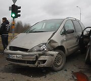 Panevėžyje susidūrus BMW ir &bdquo;Alfa Romeo&ldquo; automobiliams, į ligoninę i&scaron;vežtos trys mažametės