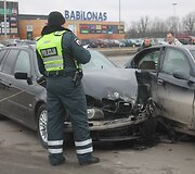 Panevėžyje susidūrus BMW ir &bdquo;Alfa Romeo&ldquo; automobiliams, į ligoninę i&scaron;vežtos trys mažametės