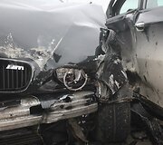 Panevėžyje susidūrus BMW ir &bdquo;Alfa Romeo&ldquo; automobiliams, į ligoninę i&scaron;vežtos trys mažametės