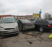 Panevėžyje susidūrus BMW ir &bdquo;Alfa Romeo&ldquo; automobiliams, į ligoninę i&scaron;vežtos trys mažametės