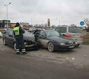 Panevėžyje susidūrus BMW ir &bdquo;Alfa Romeo&ldquo; automobiliams, į ligoninę i&scaron;vežtos trys mažametės