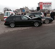 Panevėžyje susidūrus BMW ir &bdquo;Alfa Romeo&ldquo; automobiliams, į ligoninę i&scaron;vežtos trys mažametės