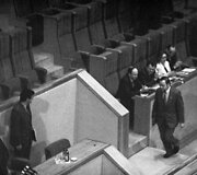 Po išrinkimo Aukščiausiosios Tarybos pirmininku Vytautas Landsbergis eina užimti savo vietos Prezidiume