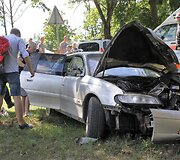 Nuo kelio nuvažiavo &bdquo;Opel Omega&ldquo; ir skaudžiai rėžėsi į medį