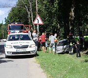 Nuo kelio nuvažiavo &bdquo;Opel Omega&ldquo; ir skaudžiai rėžėsi į medį