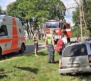 Nuo kelio nuvažiavo &bdquo;Opel Omega&ldquo; ir skaudžiai rėžėsi į medį
