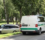 Nuo kelio nuvažiavo &bdquo;Opel Omega&ldquo; ir skaudžiai rėžėsi į medį