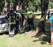 Nuo kelio nuvažiavo &bdquo;Opel Omega&ldquo; ir skaudžiai rėžėsi į medį
