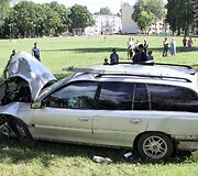 Nuo kelio nuvažiavo &bdquo;Opel Omega&ldquo; ir skaudžiai rėžėsi į medį