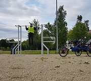 Tėvo ir sūnaus kelionė elektriniu triračiu