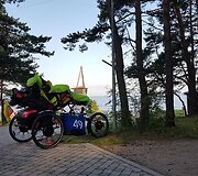 Tėvo ir sūnaus kelionė elektriniu triračiu