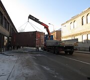 Joni&scaron;kio biblioteką taranavo konteineris