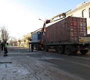 Joni&scaron;kio biblioteką taranavo konteineris