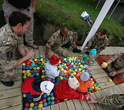 NATO kariai &Scaron;iaulių kūdikių namams padovanojo pavėsinę