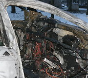 Žagarėje visi&scaron;kai sudegė  į medį atsitrenkęs &bdquo;Citroen C5&ldquo; &ndash; vairuotojas spruko