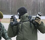 Fotosesija vir&scaron; debesų &ndash; dvi de&scaron;imtys fotografų fiksavo naikintuvus i&scaron; atviro lėktuvo