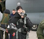Fotosesija vir&scaron; debesų &ndash; dvi de&scaron;imtys fotografų fiksavo naikintuvus i&scaron; atviro lėktuvo