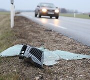 Joni&scaron;kio aplinkkelyje naktį per avariją žuvo jaunas vairuotojas