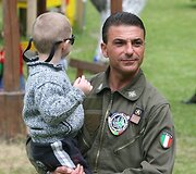 Italijos kariai &Scaron;iaulių kūdikių namams atvežė dovanų ir pagamino picos