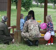 Italijos kariai &Scaron;iaulių kūdikių namams atvežė dovanų ir pagamino picos