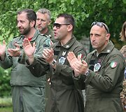 Italijos kariai &Scaron;iaulių kūdikių namams atvežė dovanų ir pagamino picos