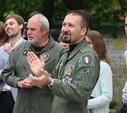 Italijos kariai &Scaron;iaulių kūdikių namams atvežė dovanų ir pagamino picos