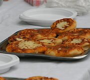 Italijos kariai &Scaron;iaulių kūdikių namams atvežė dovanų ir pagamino picos