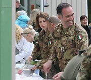 Italijos kariai &Scaron;iaulių kūdikių namams atvežė dovanų ir pagamino picos