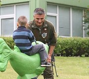Italijos kariai &Scaron;iaulių kūdikių namams atvežė dovanų ir pagamino picos
