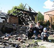 Jauna &scaron;eima po gaisro nenuleidžia rankų &ndash; nori atkurti savo namus