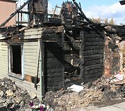 Jauna &scaron;eima po gaisro nenuleidžia rankų &ndash; nori atkurti savo namus