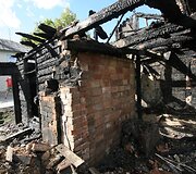 Jauna &scaron;eima po gaisro nenuleidžia rankų &ndash; nori atkurti savo namus