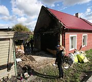 Jauna &scaron;eima po gaisro nenuleidžia rankų &ndash; nori atkurti savo namus