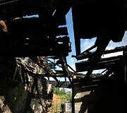 Jauna &scaron;eima po gaisro nenuleidžia rankų &ndash; nori atkurti savo namus
