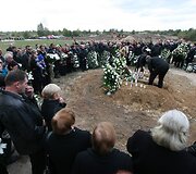 Radvili&scaron;kyje į paskutinę kelionę i&scaron;lydėta kraupioje avarijoje žuvusi ugniagesio &scaron;eima