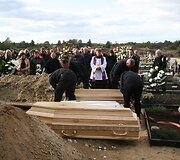Radvili&scaron;kyje į paskutinę kelionę i&scaron;lydėta kraupioje avarijoje žuvusi ugniagesio &scaron;eima