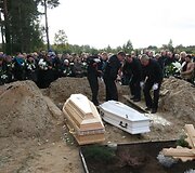 Radvili&scaron;kyje į paskutinę kelionę i&scaron;lydėta kraupioje avarijoje žuvusi ugniagesio &scaron;eima