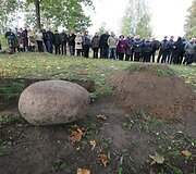 Galinos Dauguvietytės urna su palaikais liks po klevu senelių ir tėvų sodyboje