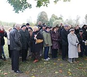 Galinos Dauguvietytės urna su palaikais liks po klevu senelių ir tėvų sodyboje