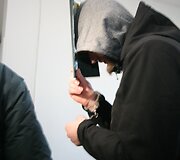 Dviem žmogžudystėmis kaltinamą &Scaron;arūną Žemaitį aukų artimieji prakeikė teismo salėje