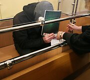 Dviem žmogžudystėmis kaltinamą &Scaron;arūną Žemaitį aukų artimieji prakeikė teismo salėje