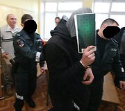 Dviem žmogžudystėmis kaltinamą &Scaron;arūną Žemaitį aukų artimieji prakeikė teismo salėje