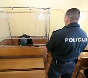 Dviem žmogžudystėmis kaltinamą &Scaron;arūną Žemaitį aukų artimieji prakeikė teismo salėje