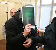 Dviem žmogžudystėmis kaltinamą &Scaron;arūną Žemaitį aukų artimieji prakeikė teismo salėje