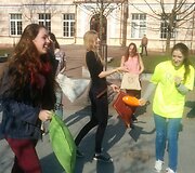 &Scaron;iaulių pėsčiųjų bulvare vyko pagalvių mū&scaron;is